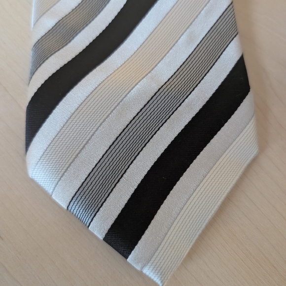 🇮🇹Valentino Black and Gray Striped Tie - Picture 4 of 9